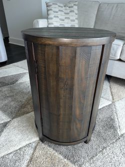 Havertys Colford drum accent table excellent condition