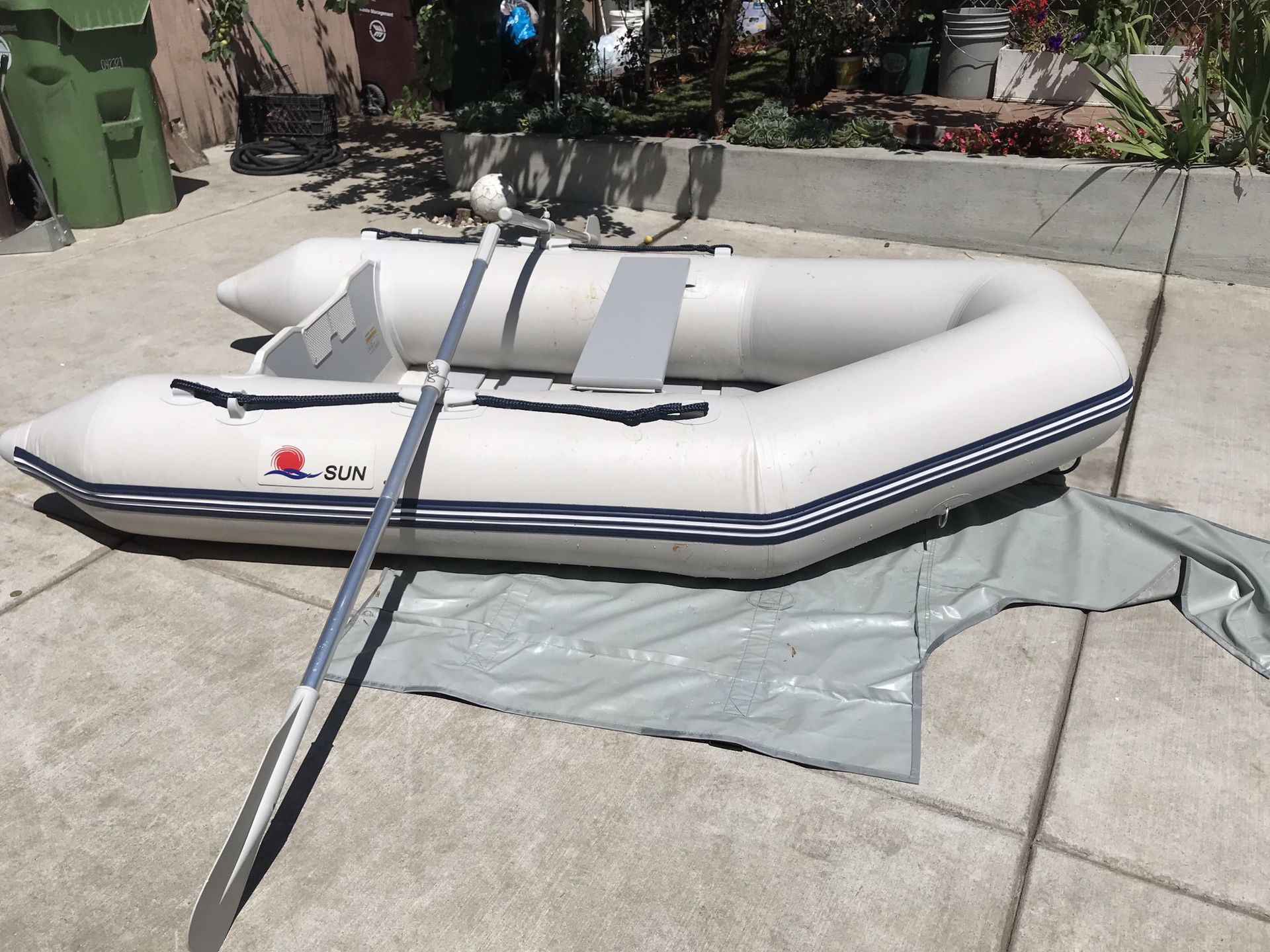 Inflatable paddle boat