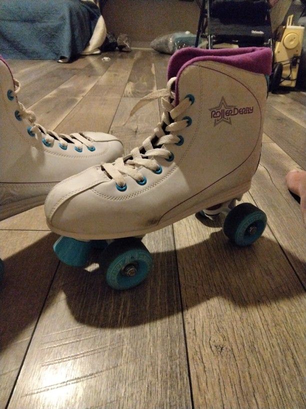 ROLLER SKATES - $50 OBO