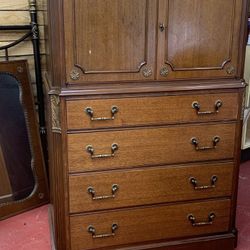 Dresser and mirror with Chester drawer