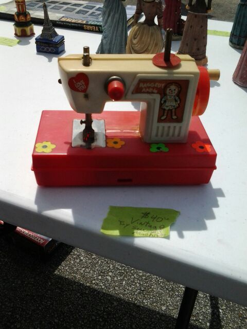 VINTAGE RAGGEDY ANN SEWING MACHINE TOY