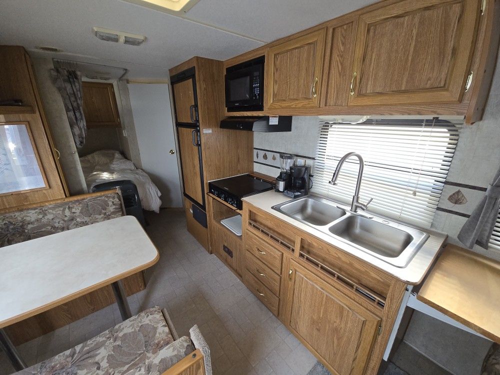 Travel Trailer Fleetwood Pioneer 18