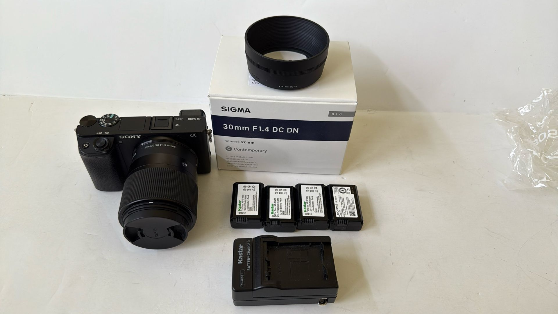Sony A6400 with Lens, Battery & Carrying Bag