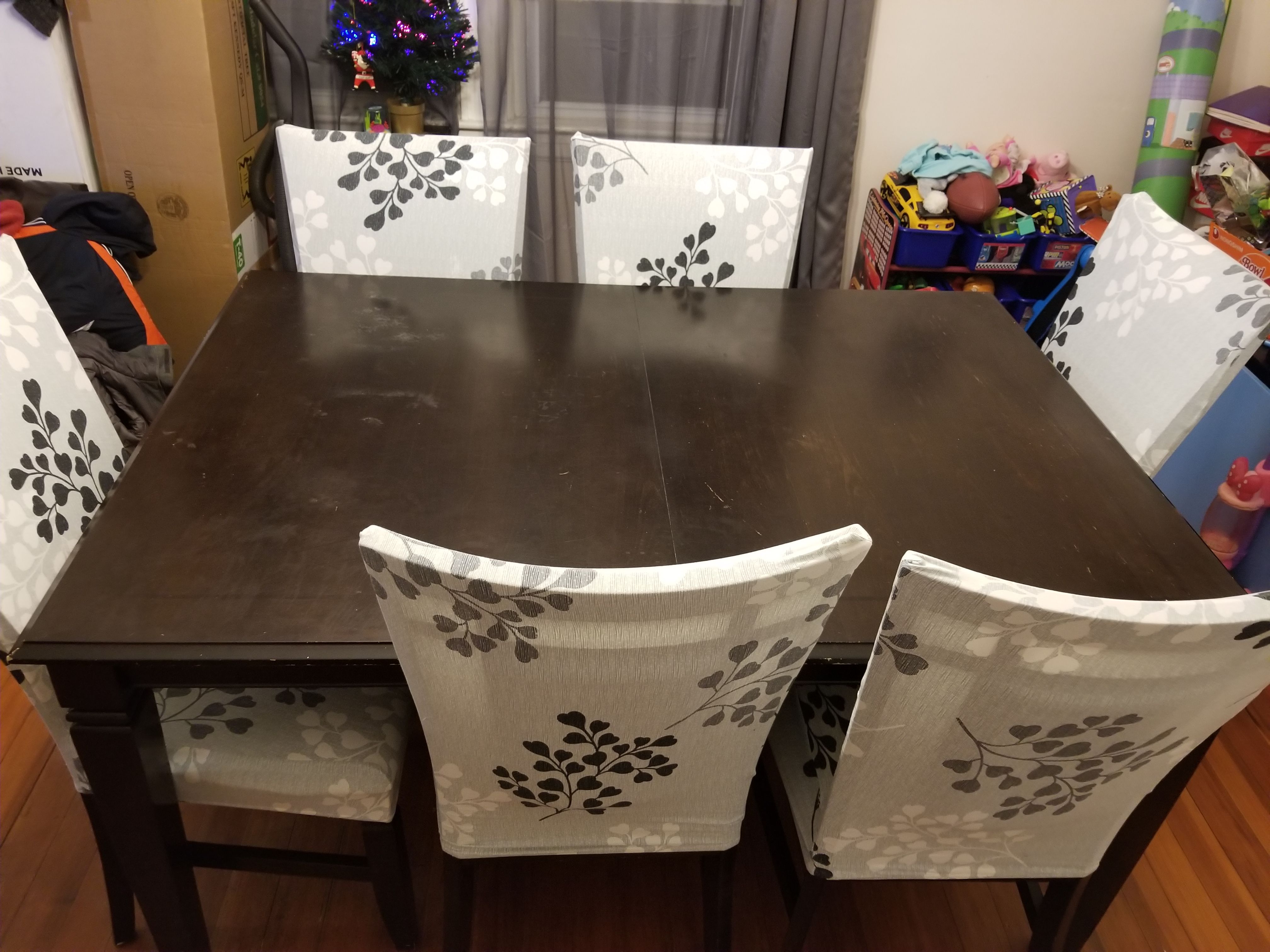 Extenable dining table n chairs