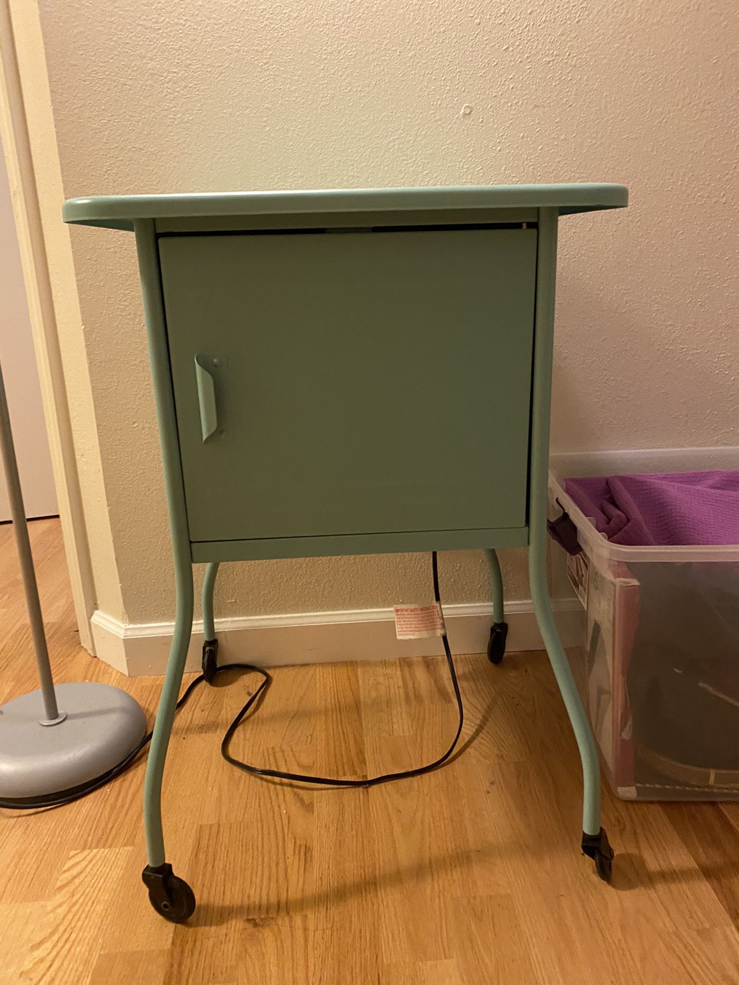 Cute side table in great condition!