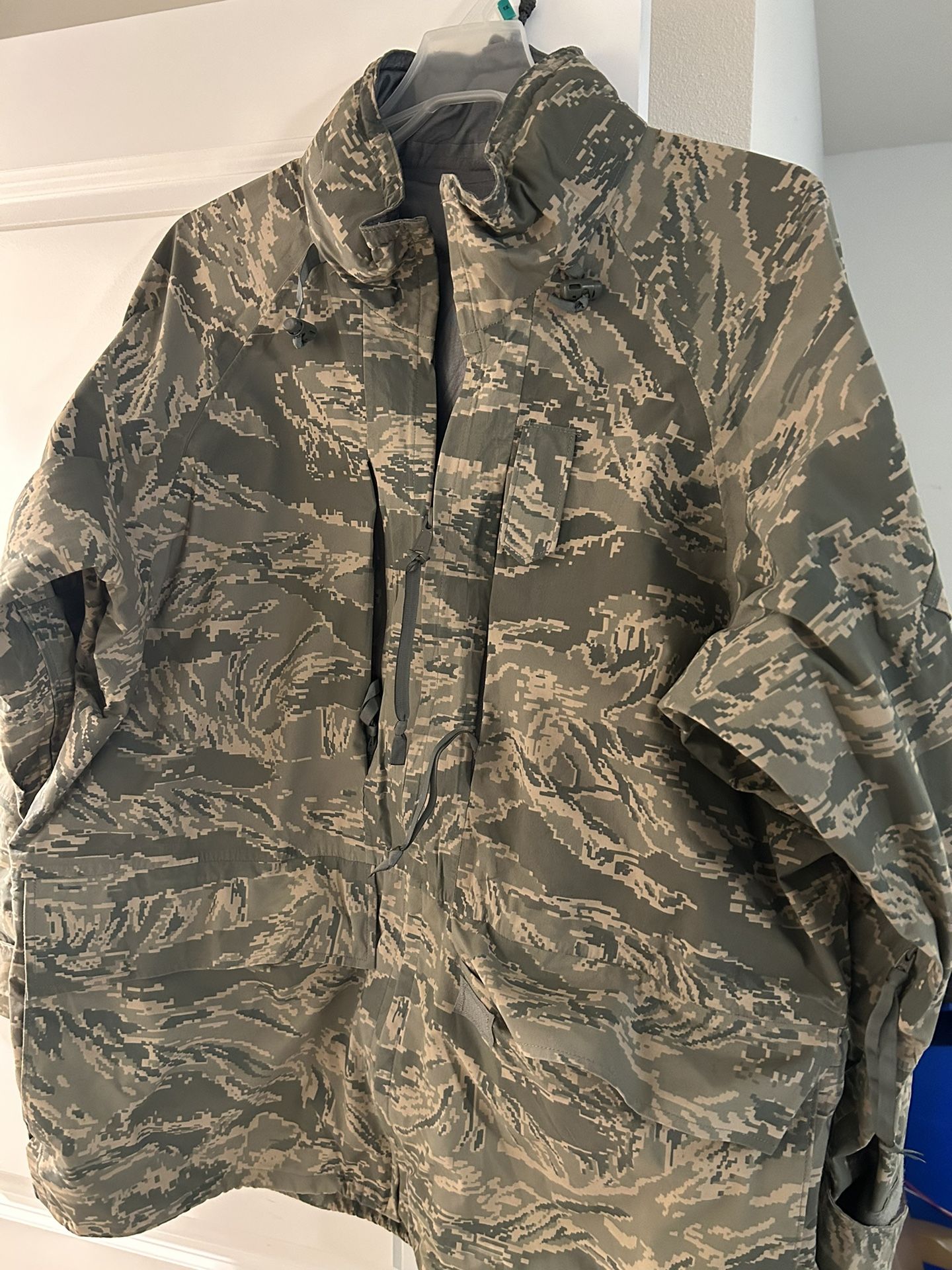 ABU GORTEX PARKA (XL REG) AND TROUSERS (XL REG)