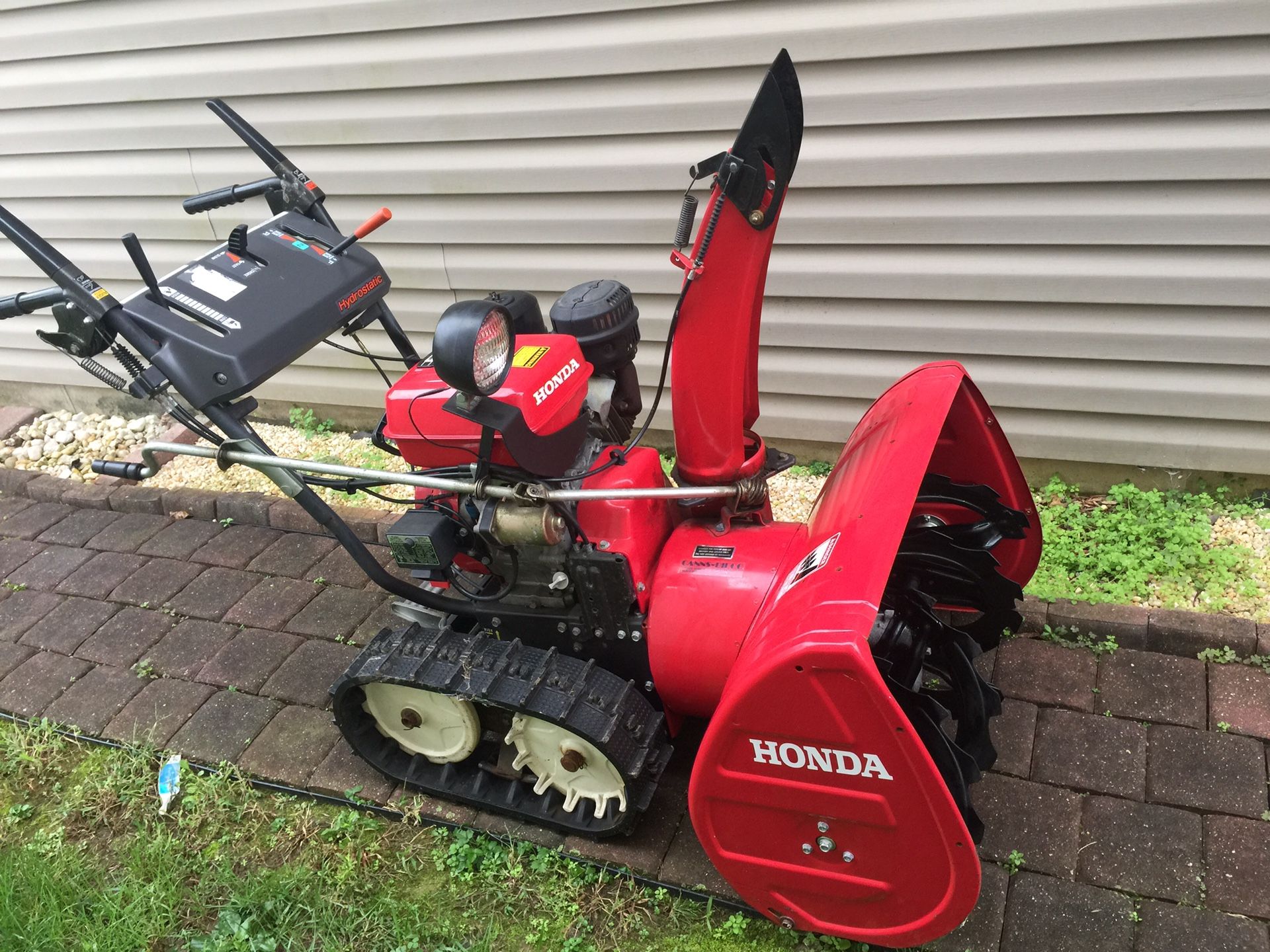 Honda HS828 track snow blower for Sale in Allentown, PA OfferUp