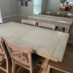 Dining Room Table w/onboard Leaf, Six Chairs, Buffet
