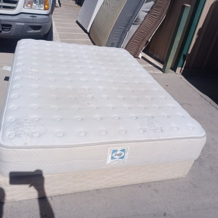 Sealy Queen Mattress And Box Spring 