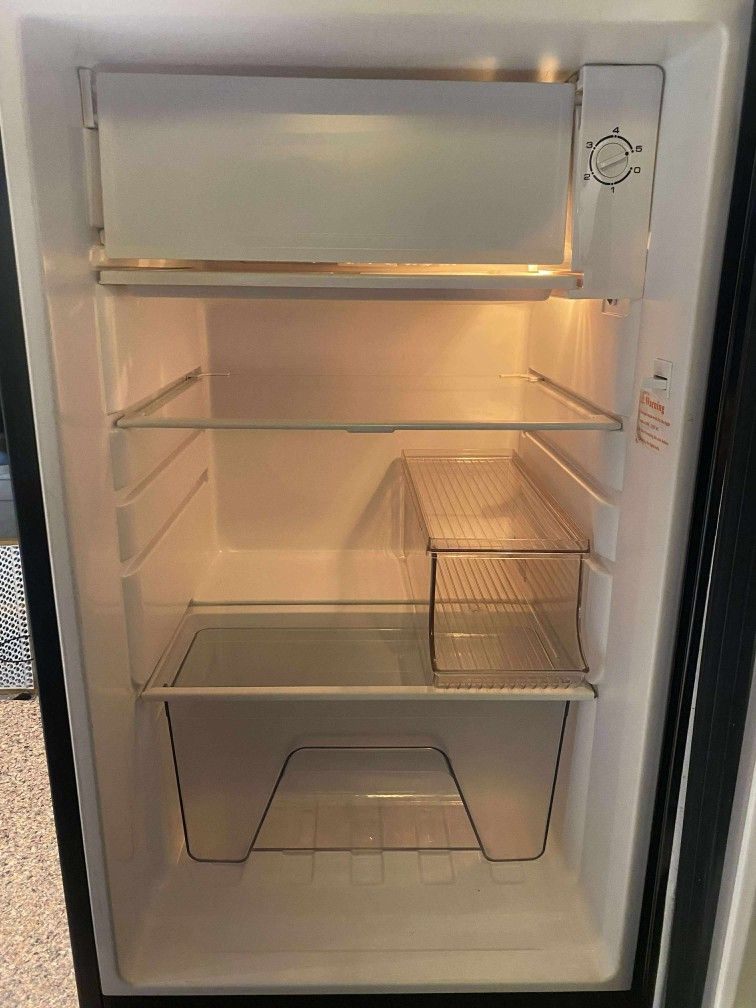 Large Dorm Style Frigidaire Mini Fridge 