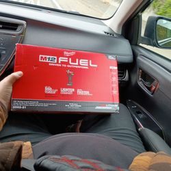 BRAND NEW **  MILWAUKEE 3/8 STUBBY IMPACT WRENCH KIT