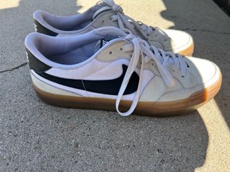 Nike Casual gum bottom suede shoe. (Size 11 men)
