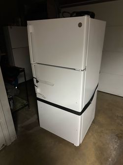 GE Basic White Refridgerator