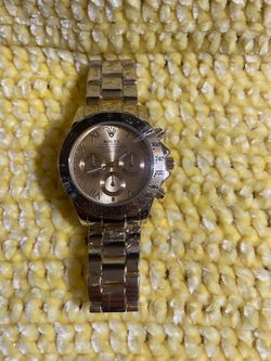 Reloj color oro disponible