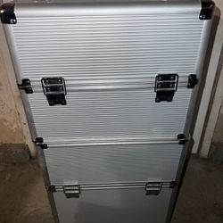 Make up case on wheels 