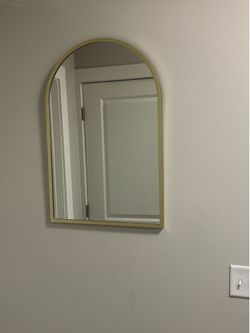 Gold Arched Wall Mirror (30” x 20”)