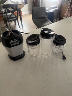 Ninja Professional 1000-Watt Personal Blender with 3 Travel Cups