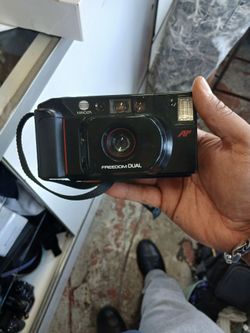 Minolta Freedom Dual AF 35mm compact point-and-shoot film camera.