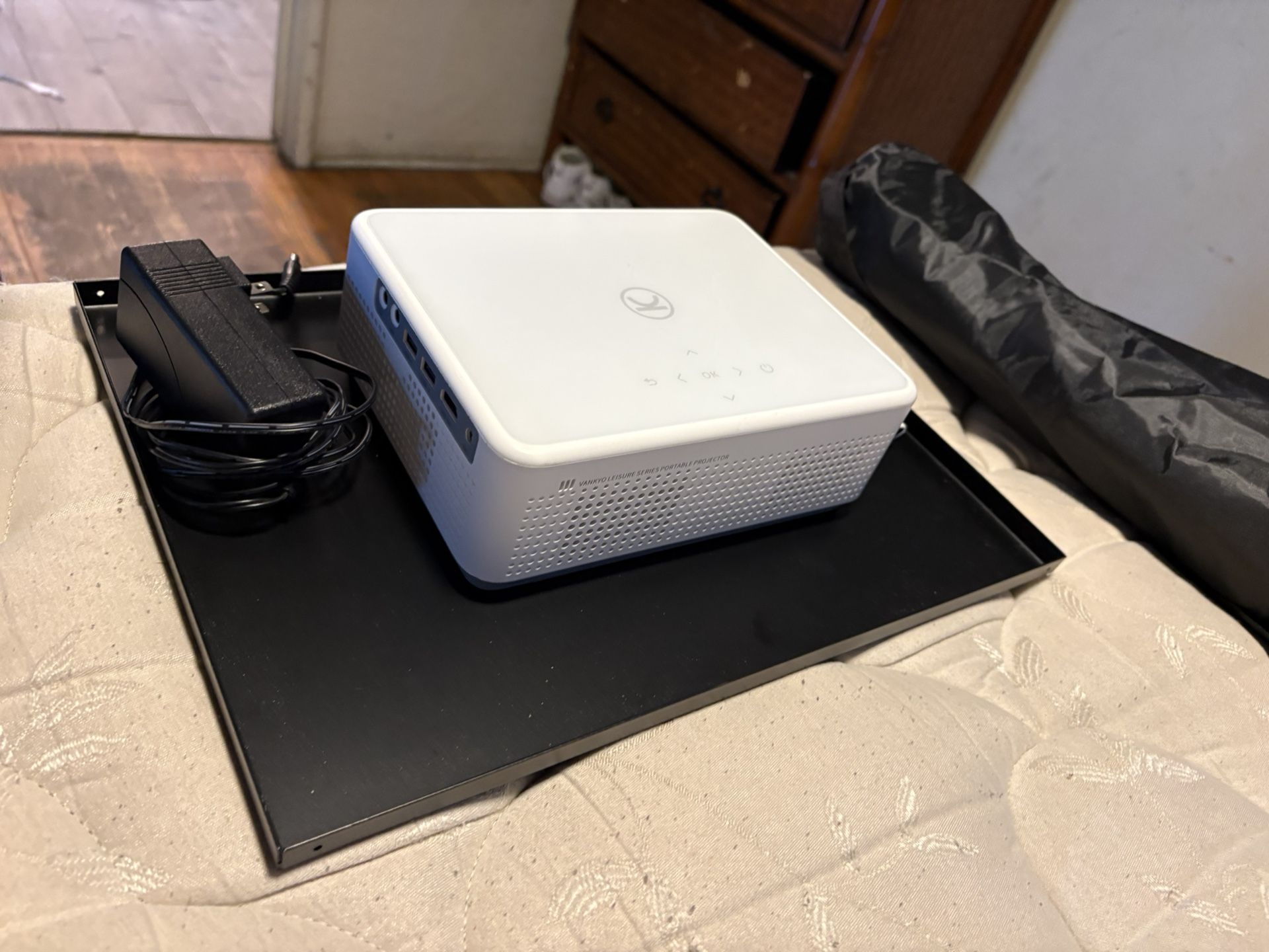 VANKYO PROJECTOR WITH STAND 