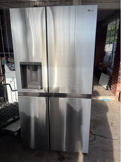REFRIGERATOR.  LG