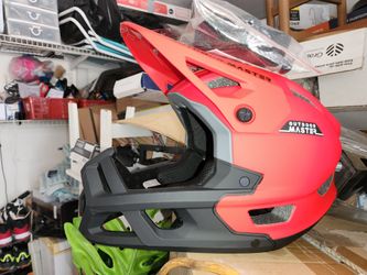OutdoorMaster Full Face Mountain Bike Helmet, Lightweight for BMX/DH
PC + EPP, 27 vents, Removable liner, 2 D-rings, Goggle strap channel, Pivoting vi
