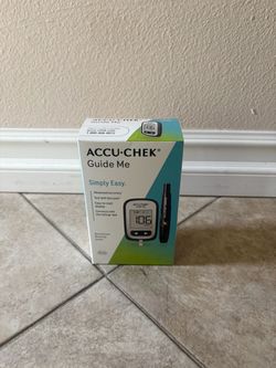 Accu-chek Guide Me glucose meter for blood sugar monitoring. Accu-Chek Softolix lancing device and 10 lancets.