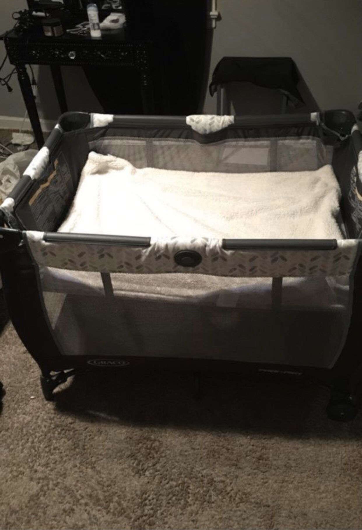 Travel play pin bassinet with changing table