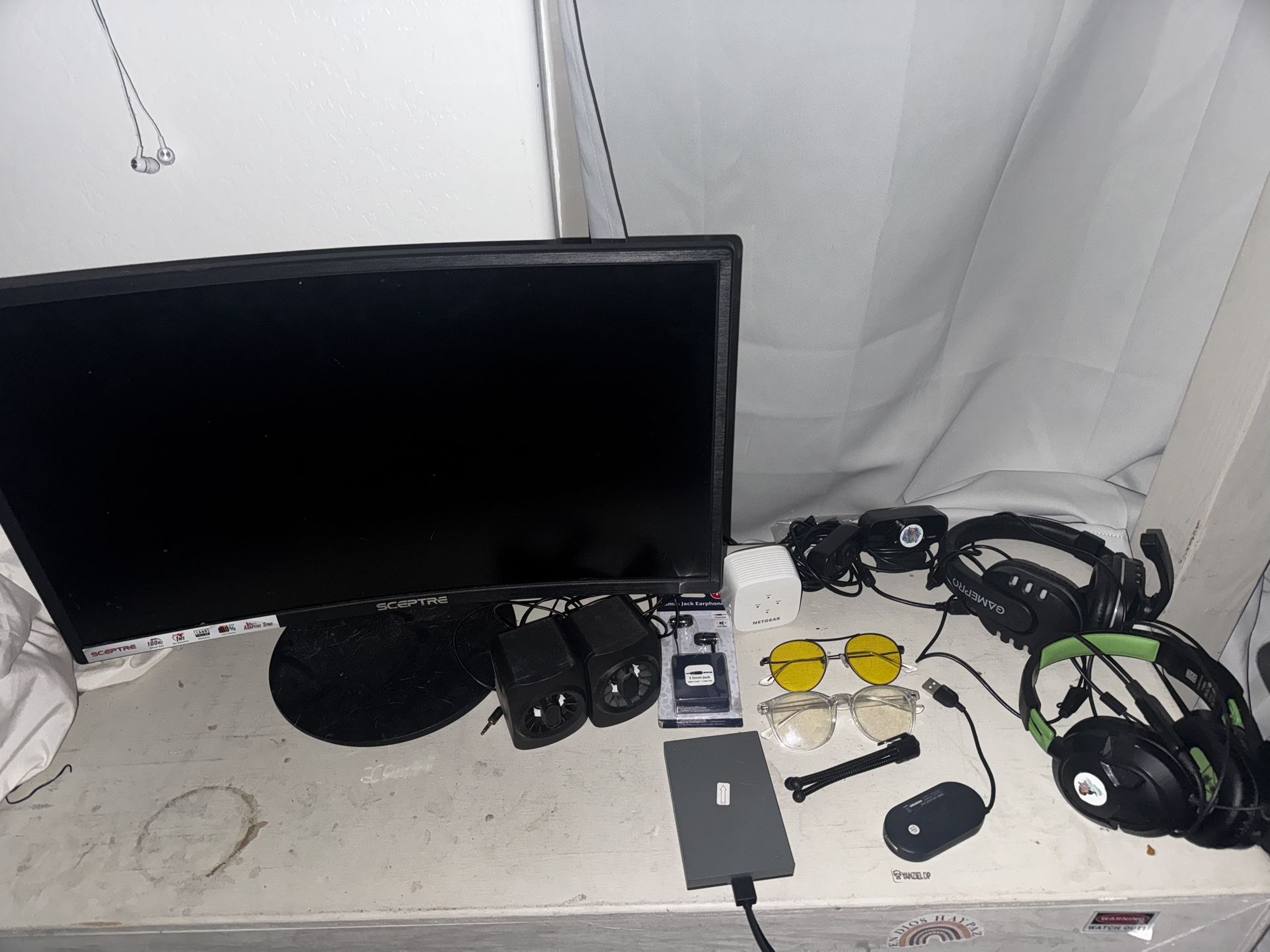 SCEPTRE Monitor 24’ Curved With PC Accesories