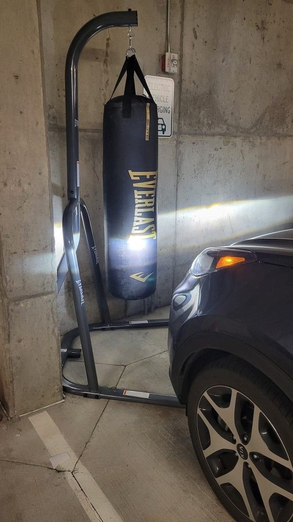 Everlast Corner Station And Heavy Bag