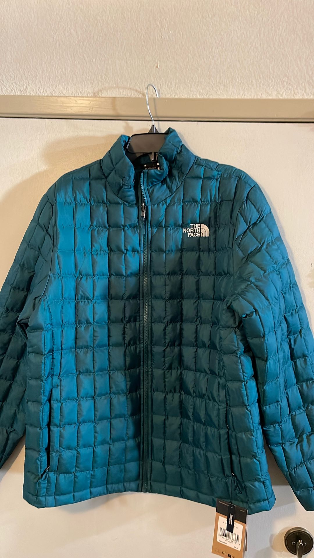 NWT The North Face Thermo Ball Jacket Large. No Deliveries