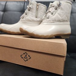 Size 7 women's Ivory duck boots.