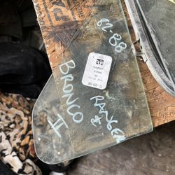 1985 Bronco 2 Vent Glass