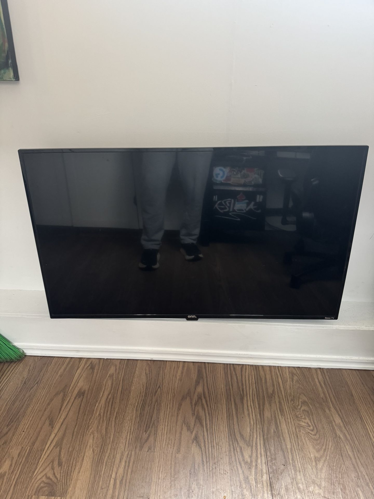 43” Roku Tv With Wall Mount