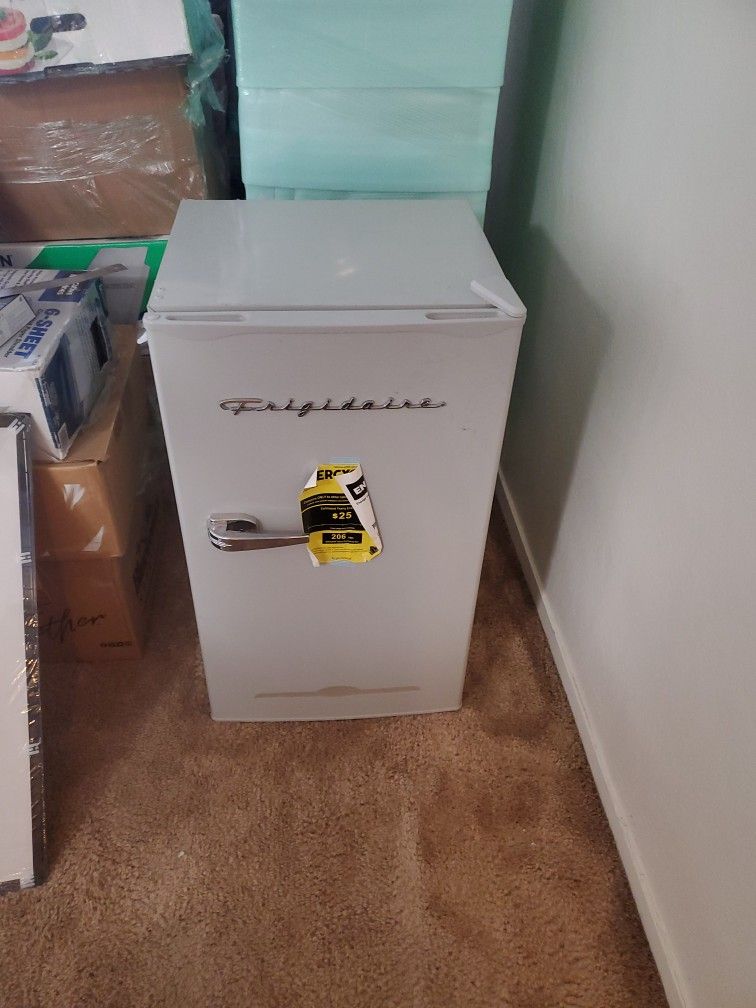 Frigidaire Mini Refrigerator