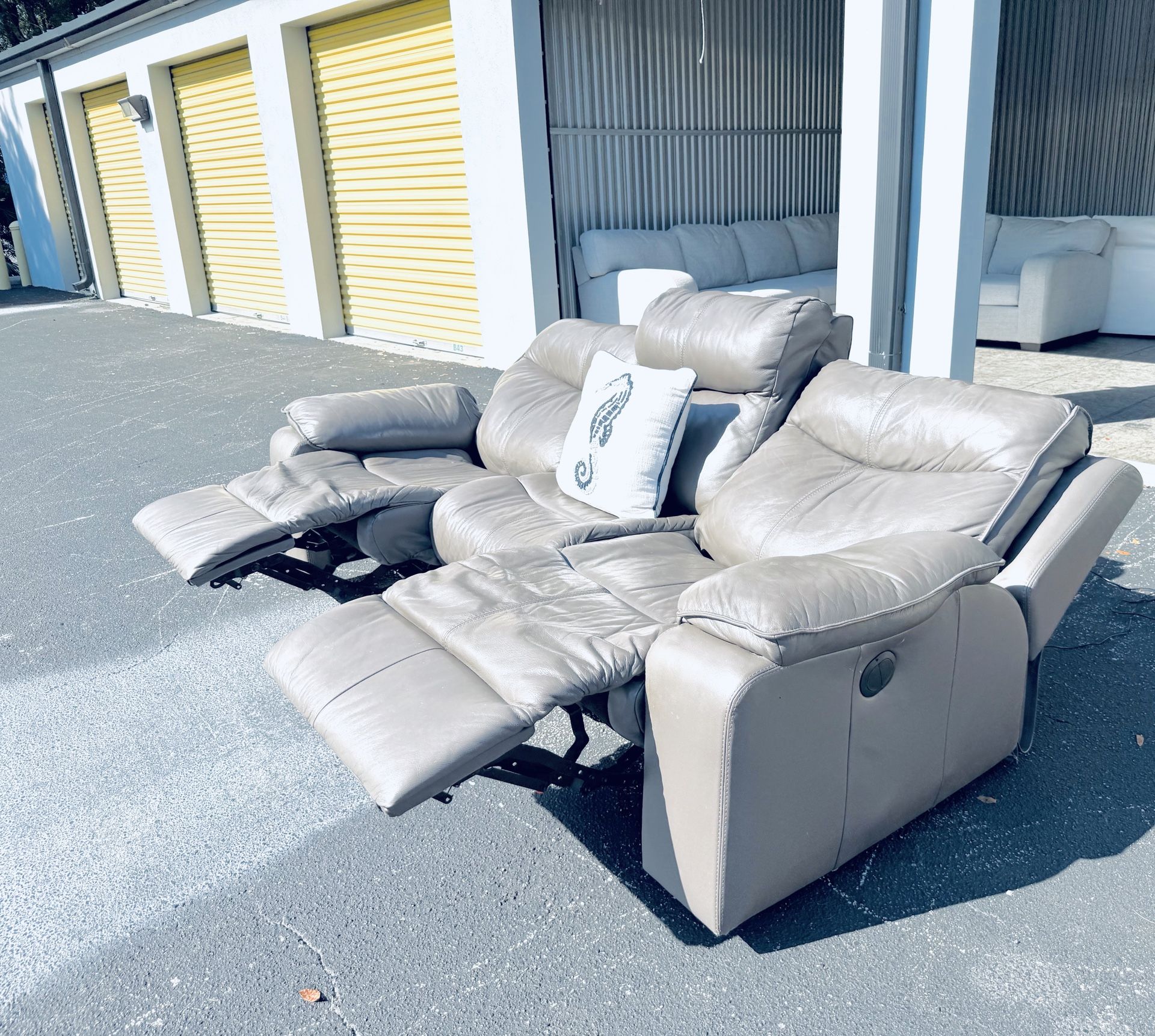 Luxurious Upscale Natuzzi Italian Leather POWER Reclining Sofa 