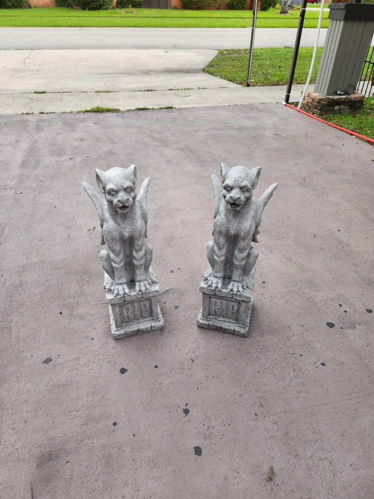 Set of 2 Gargoyle cat statues made of resin Halloween yard Decor
24 X 7.5 X 7.5