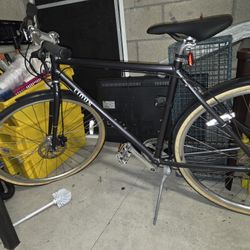 LINUS  BIKE 10-speed Drivetrain
Wider 700c x 38 gumwall tires
Front and rear reflectors
Anatomic black gel grips