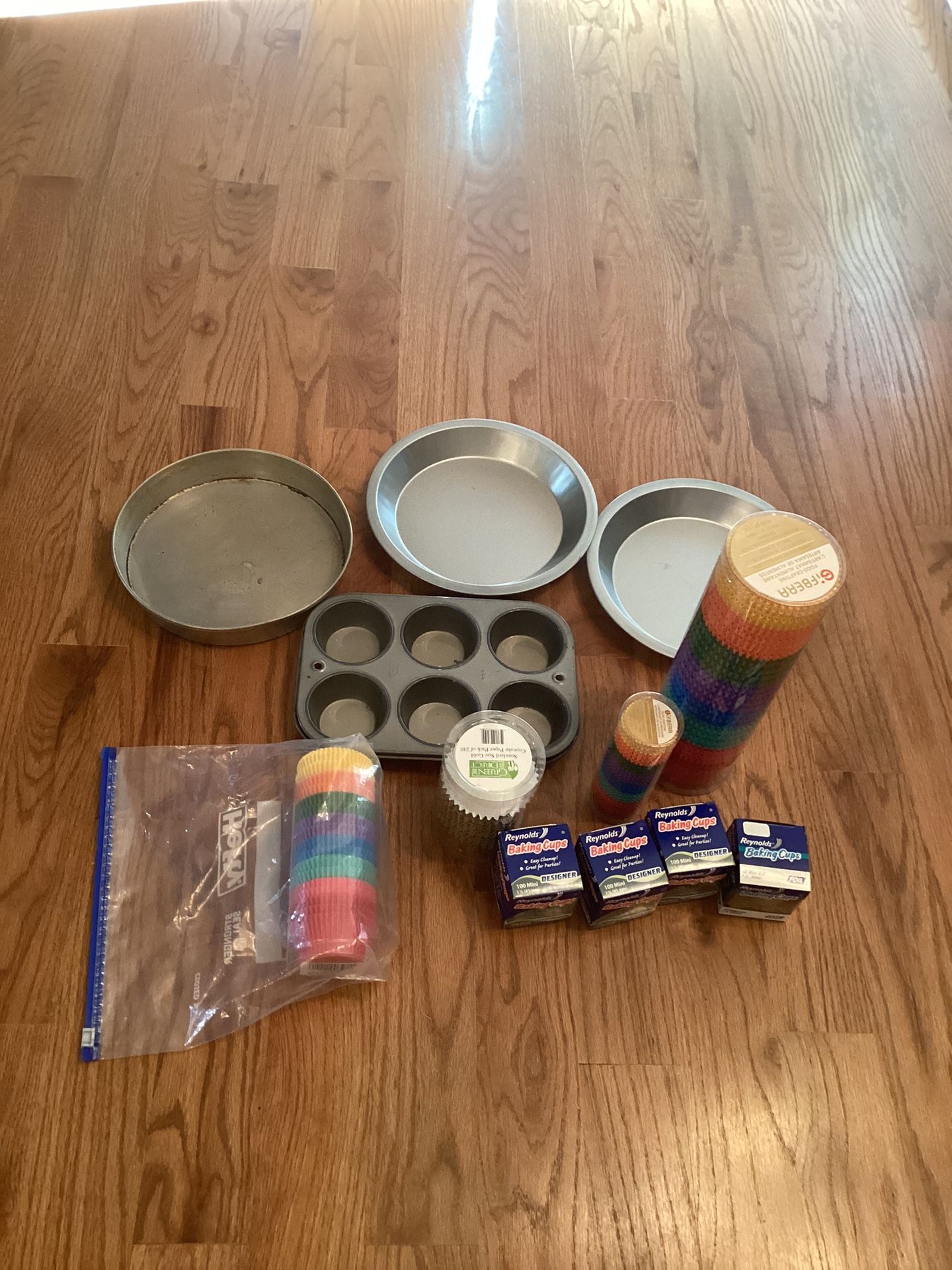 Baking supplies Cupcake Liners cups Pie Cake Muffin pans 1200+ cupcake liners New & Opened BUNDLE OBO