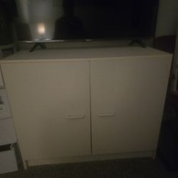 Like New Withe Furniture 36×18 Inches ,height 30in ,50$ Pickup 3489 Lansdowne Dr Or Delivery Separated 