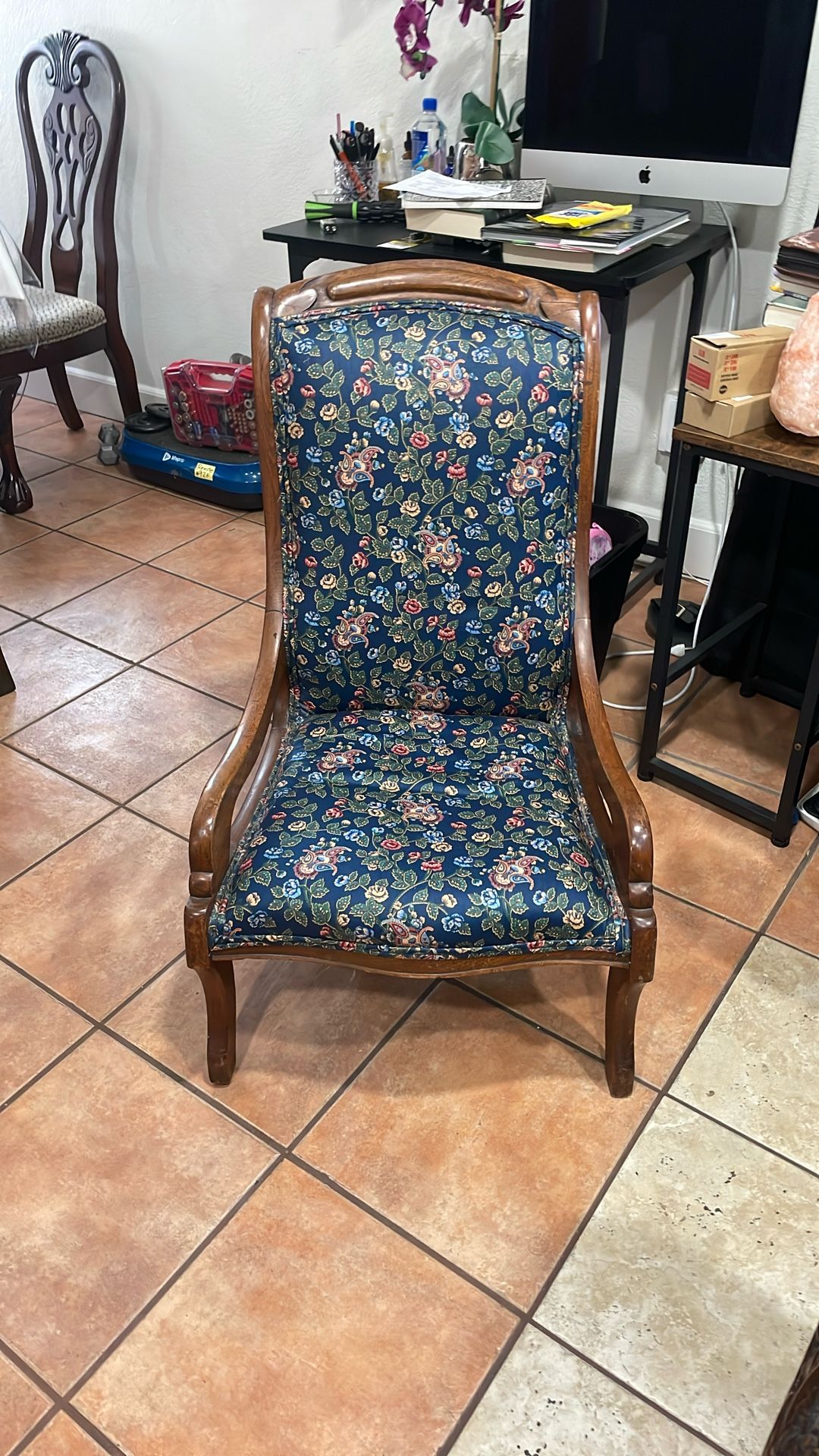 BEAUTIFUL ANTIQUE CHAIR 