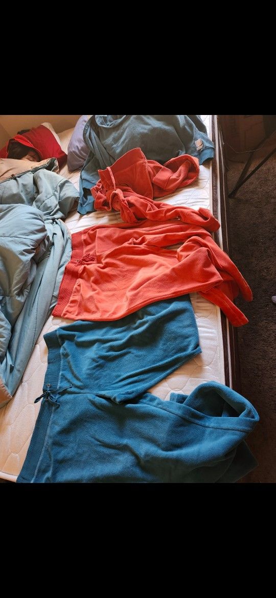 2 New Pair Of Nice Sweatpants And Sweatshirts 