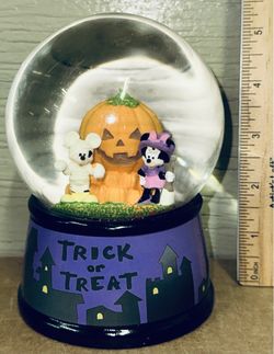 Brand new Adorable!©️Disney Halloween👻 🎃MICKEY & MINNIE 🎃👻 Glass globe