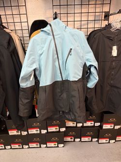 686 large snowboard ski jacket located at Sin city snowboards