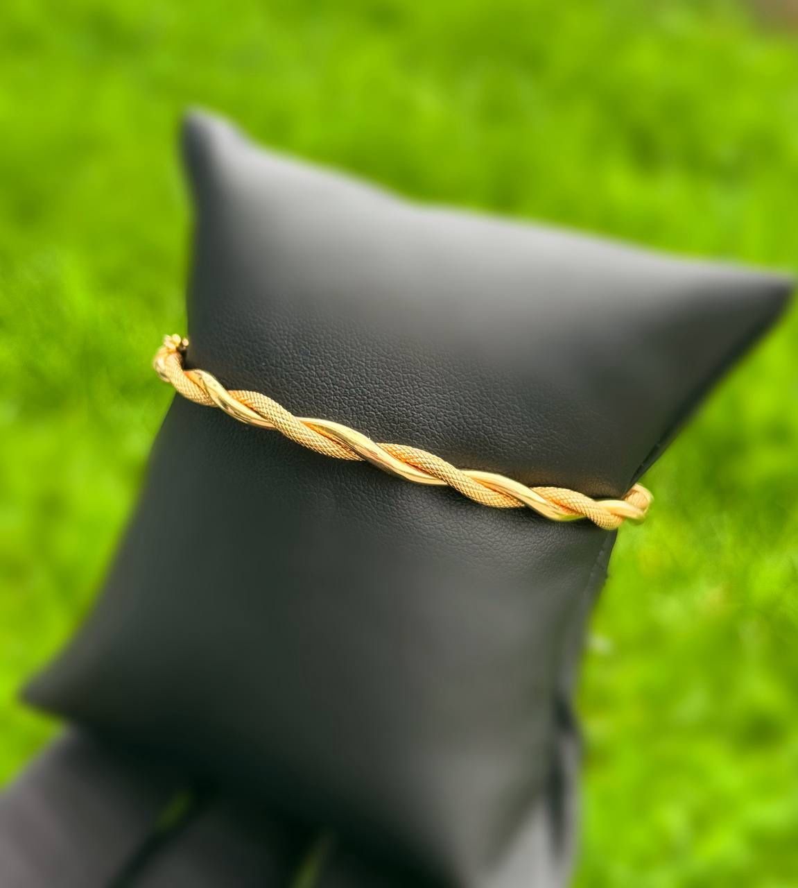Italy Jewelry 14k solid Yellow Gold twisted shaped bangle 7.00” 5.70 grams 4.30mm