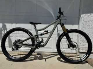 PRISTINE, LOW MILEAGE Carbon Ibis Ripmo V2!!!
