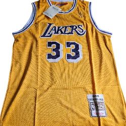 Lakers, throwback Jersey.