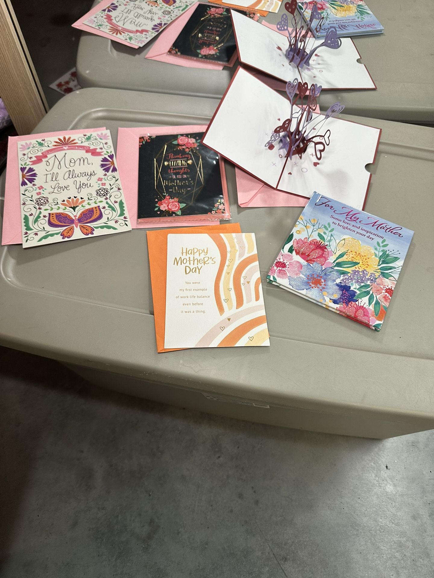 4 Mother's Day Cards+1 mother loving book New