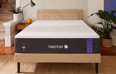 Nectar Mattress.     Nectar Premier Queen Size  - 13" Memory Foam Mattress    