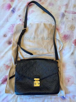 Louis Vuitton Pochette Métis in Black