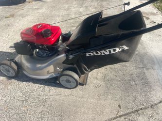 Honda lawn mower self propelled works excellent with grass bag for your business
